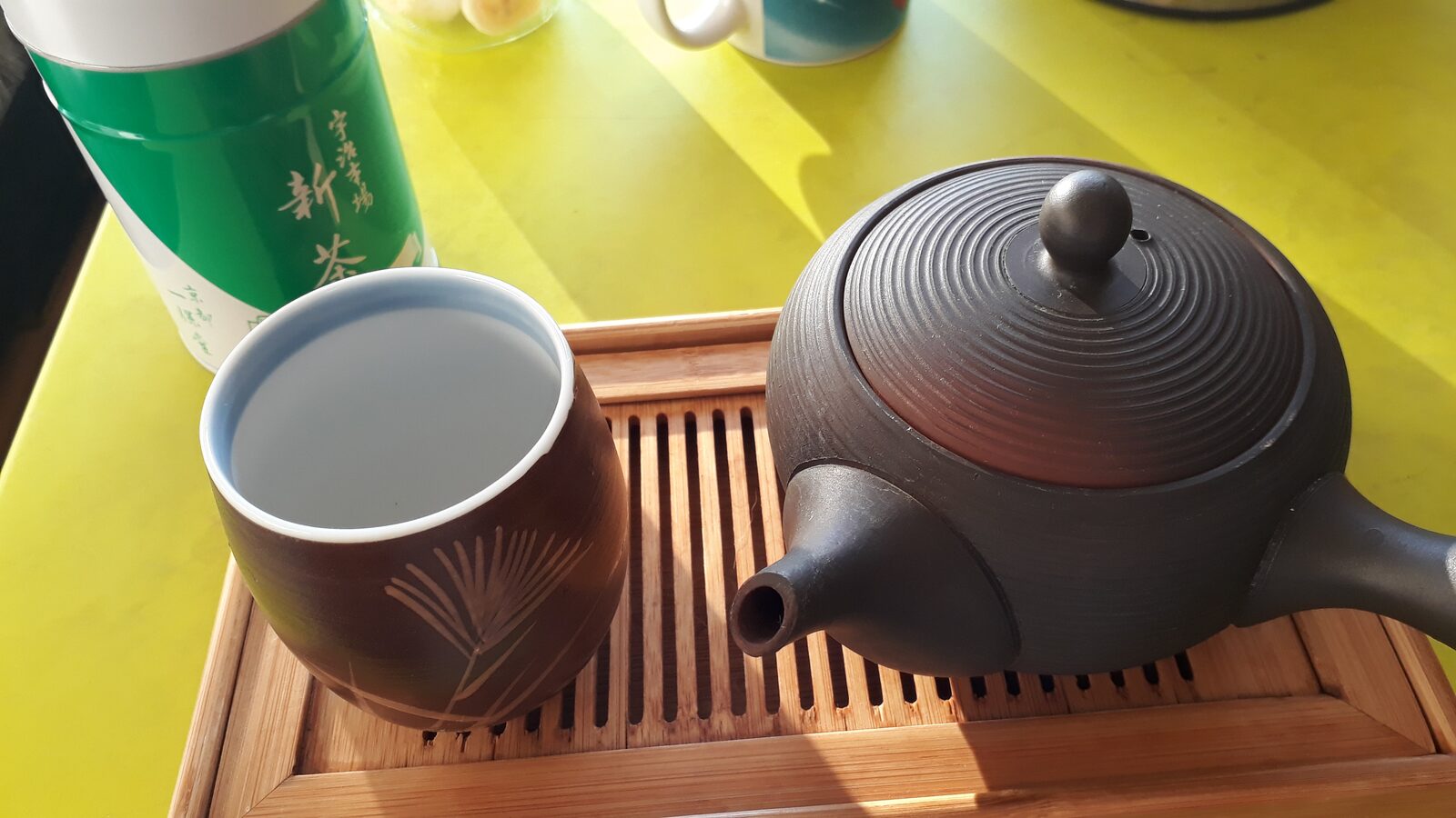 Tetera japonesa i tassa preparades sobre una safata de bambú